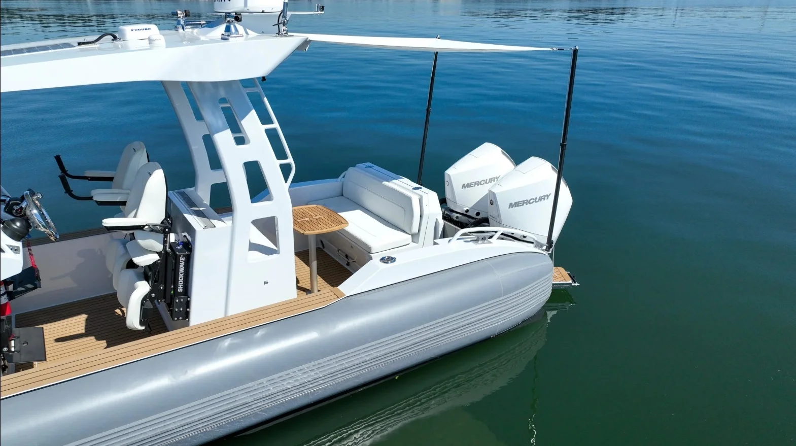 Установка кранцев на лодку в порту