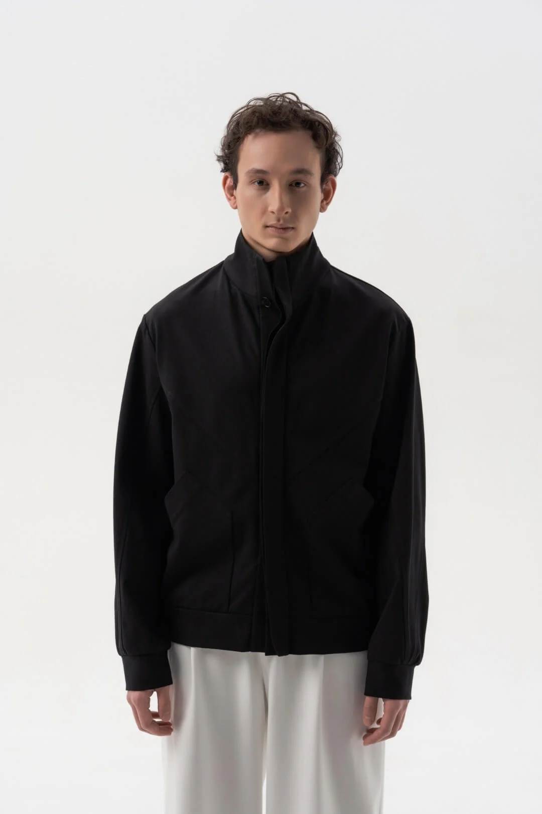 Бомберы и олимпийки: ваш стильный гид по самой универсальной верхней одежде