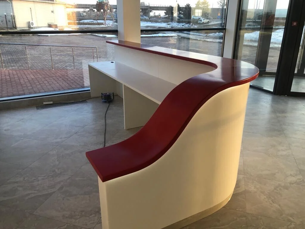 Ресепшн из акрилового камня Corian с контрастной столешницей