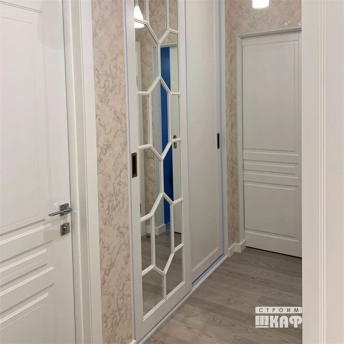 Встроенный белый шкаф-купе с фрезеровкой