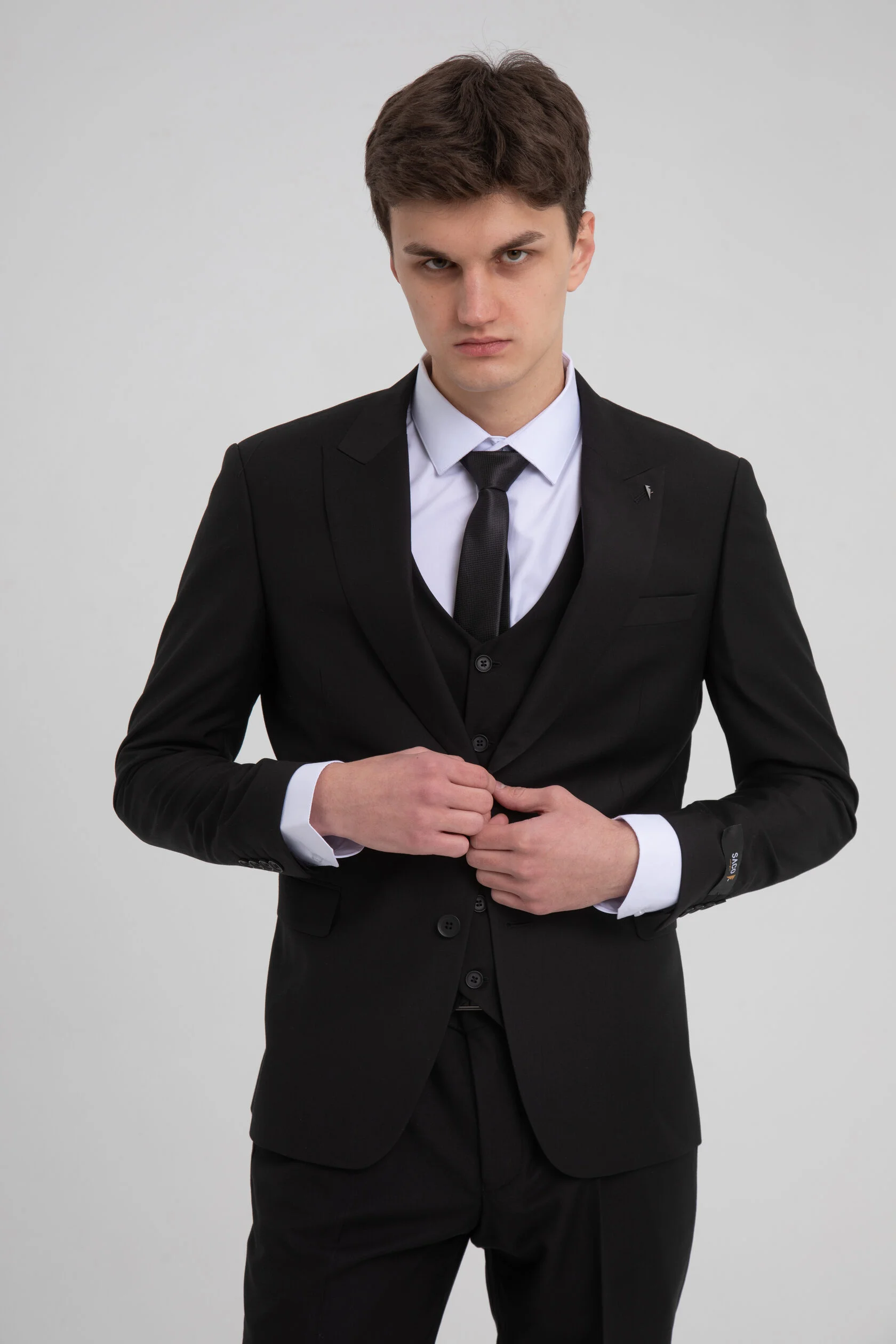 Мужчина в черном костюме