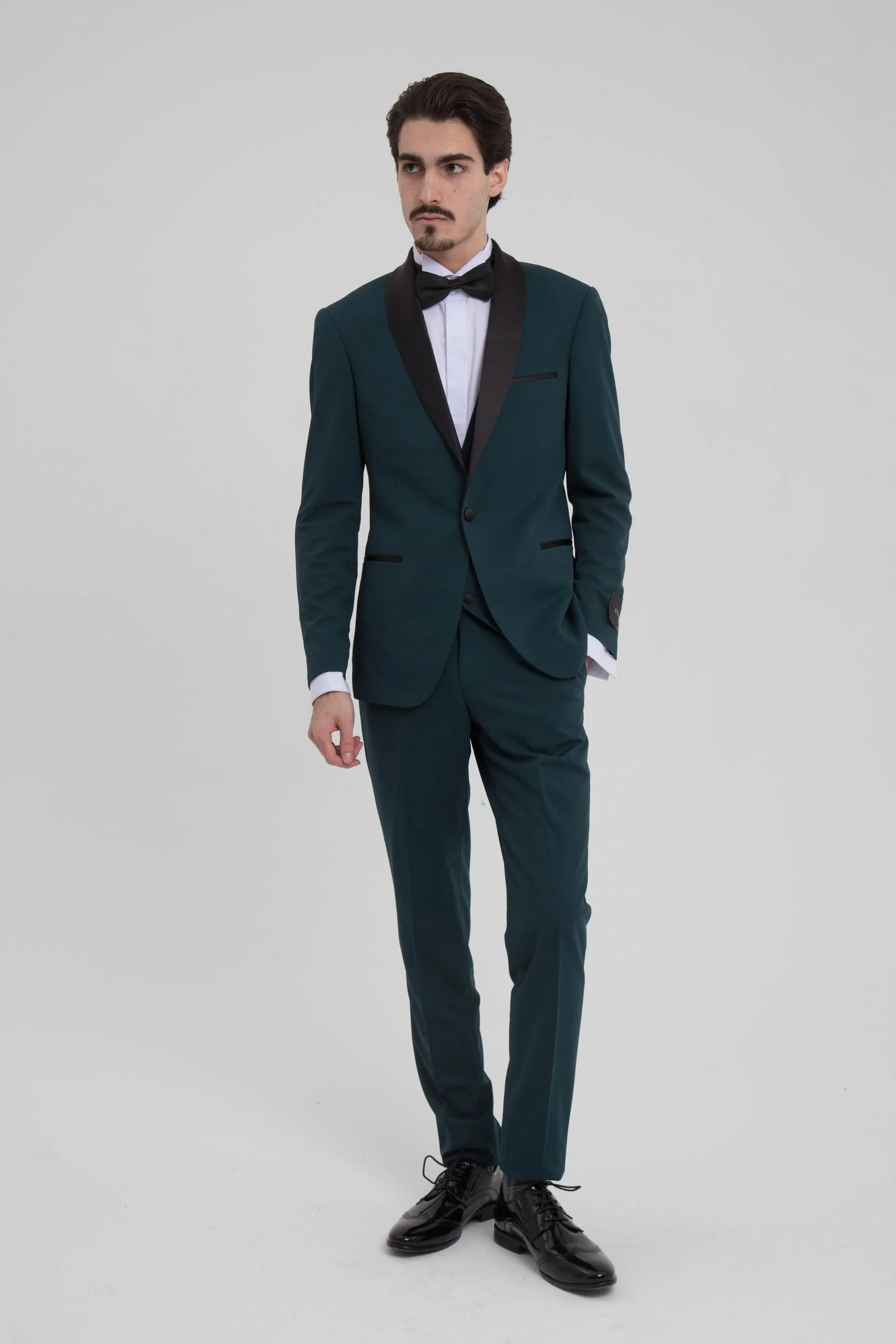 Мужчина в зеленом костюме