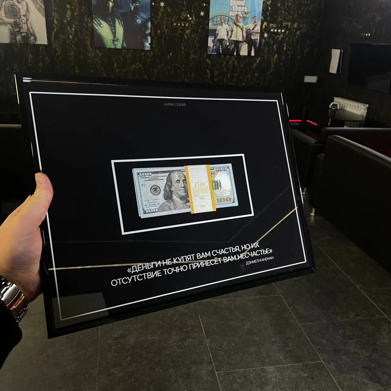 Доллар в рамке