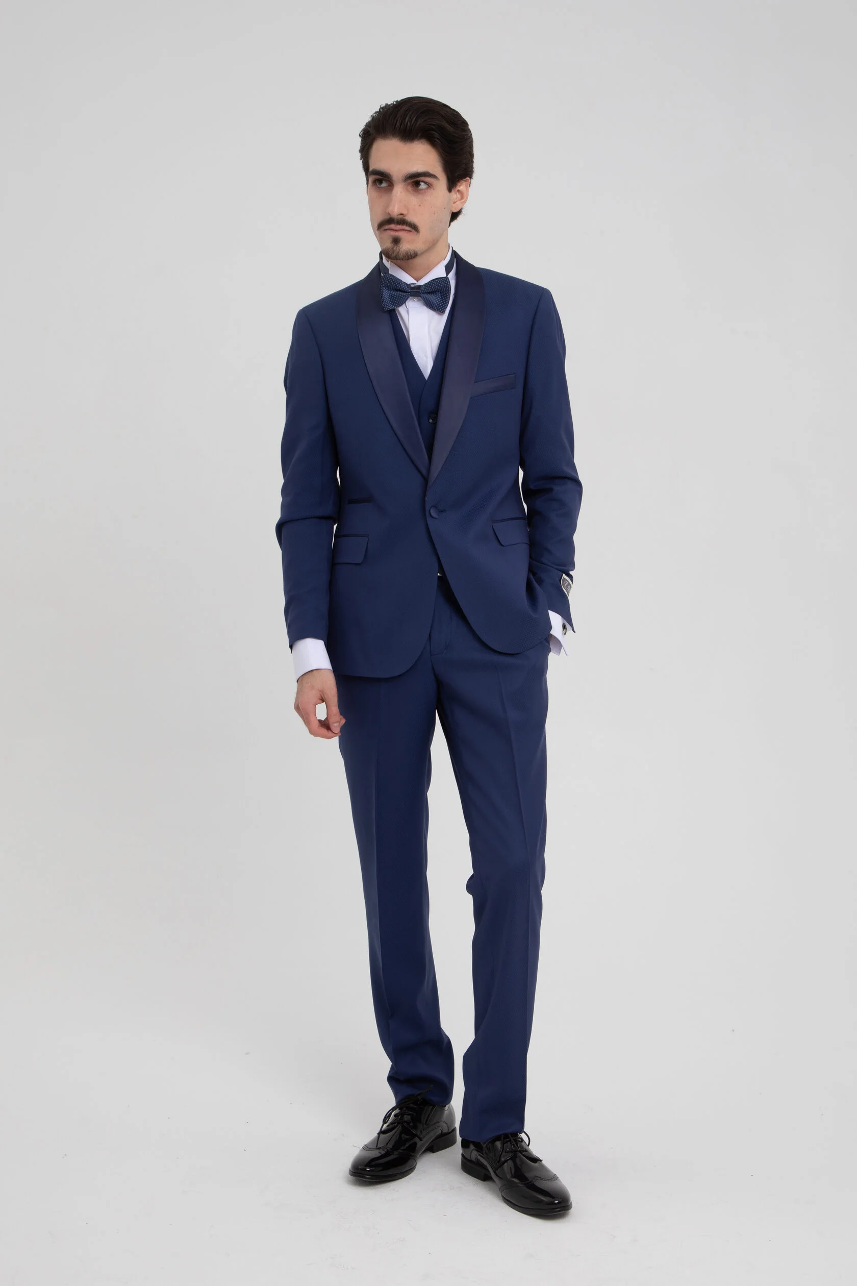 Мужчина в синем смокинге