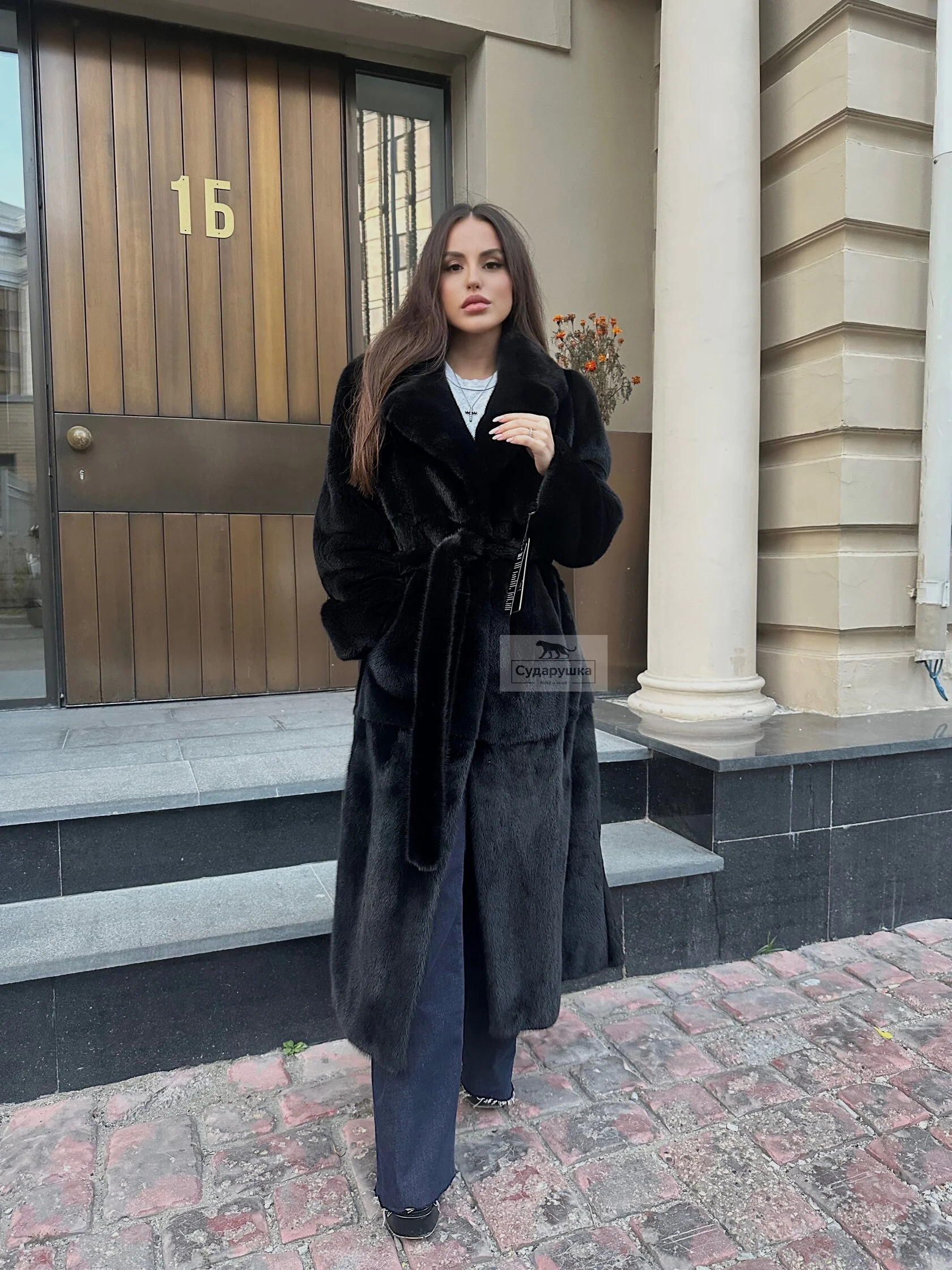 Глубокий тёмный оттенок норкового меха