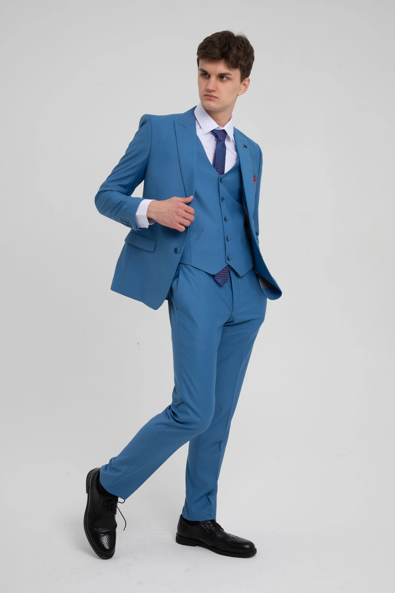 Мужчина в синем костюме