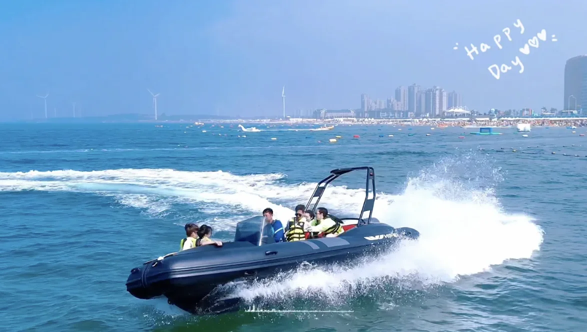 Кранцы в действии на причале с лодкой