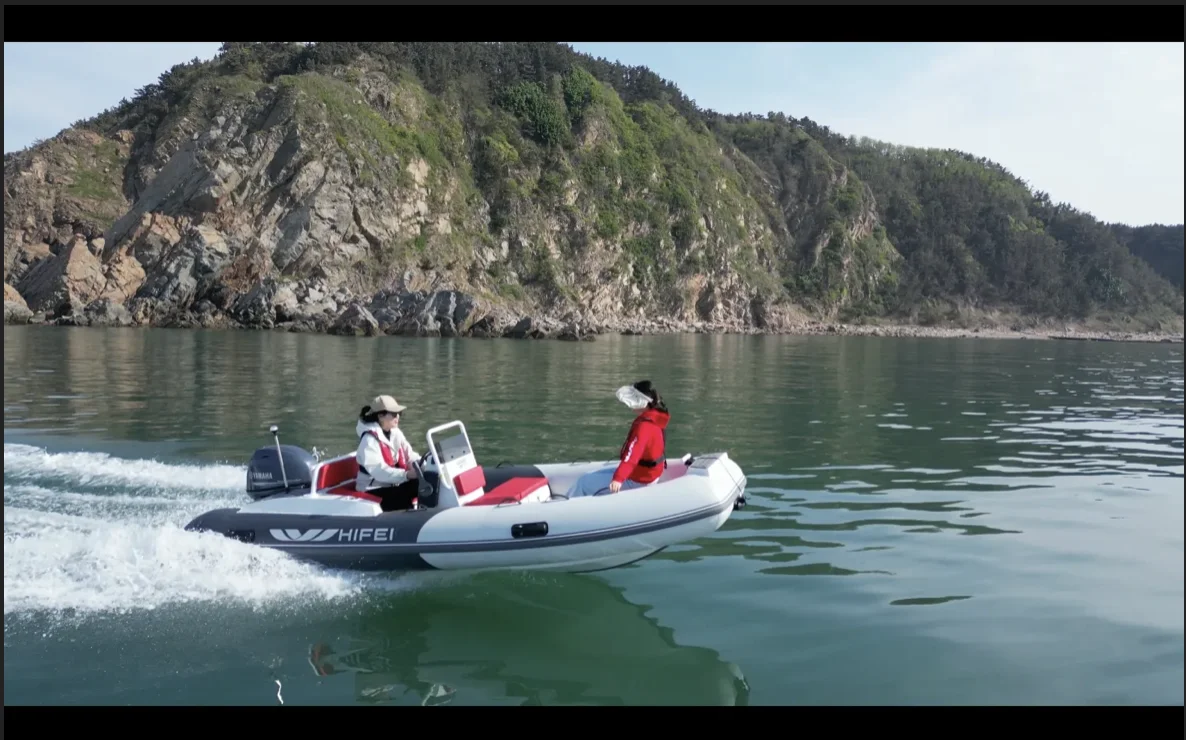 Надувная лодка из ПВХ на российском озере во время рыбалки