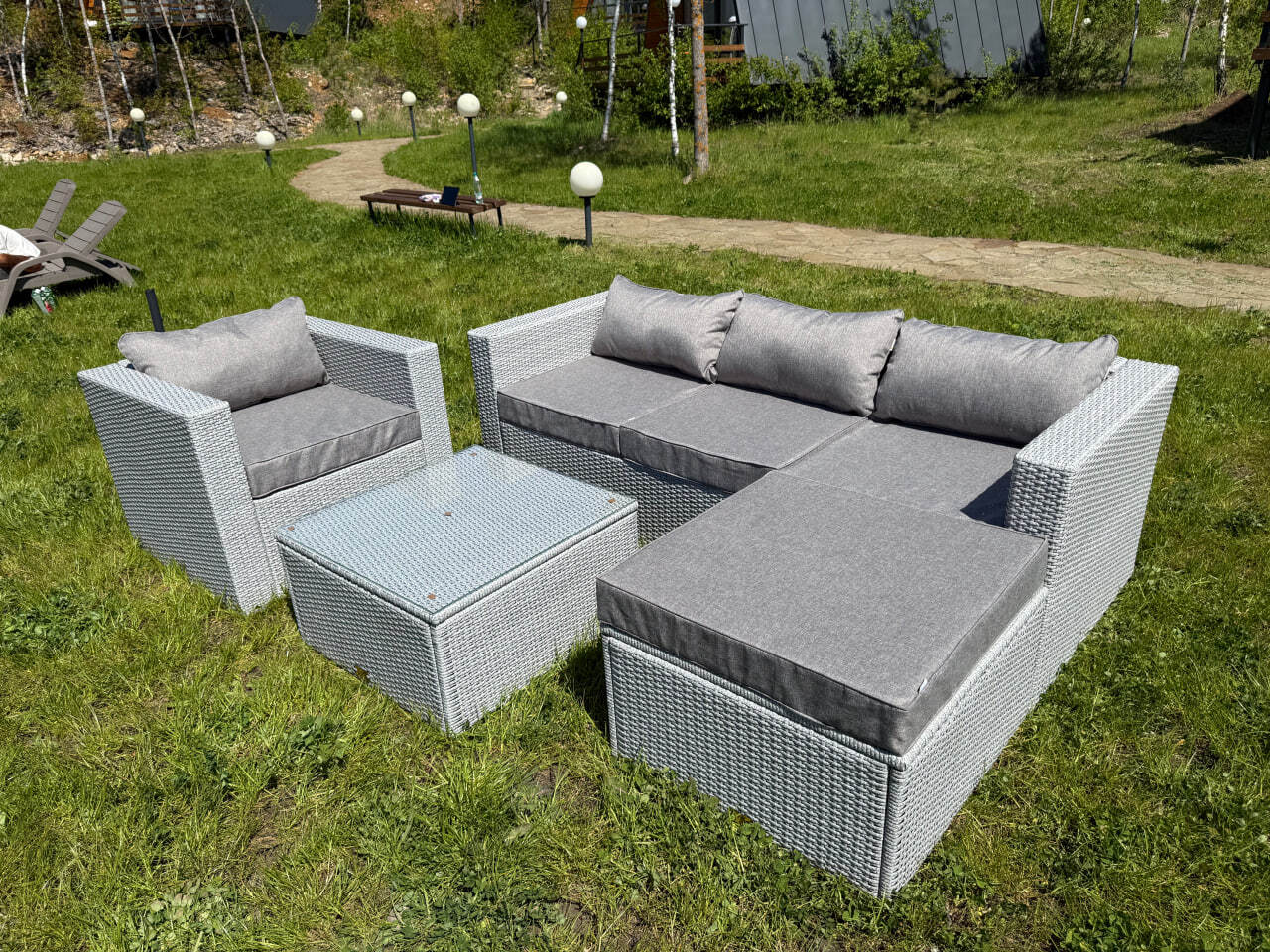 Крупный план фактуры искусственного ротанга и мягких подушек