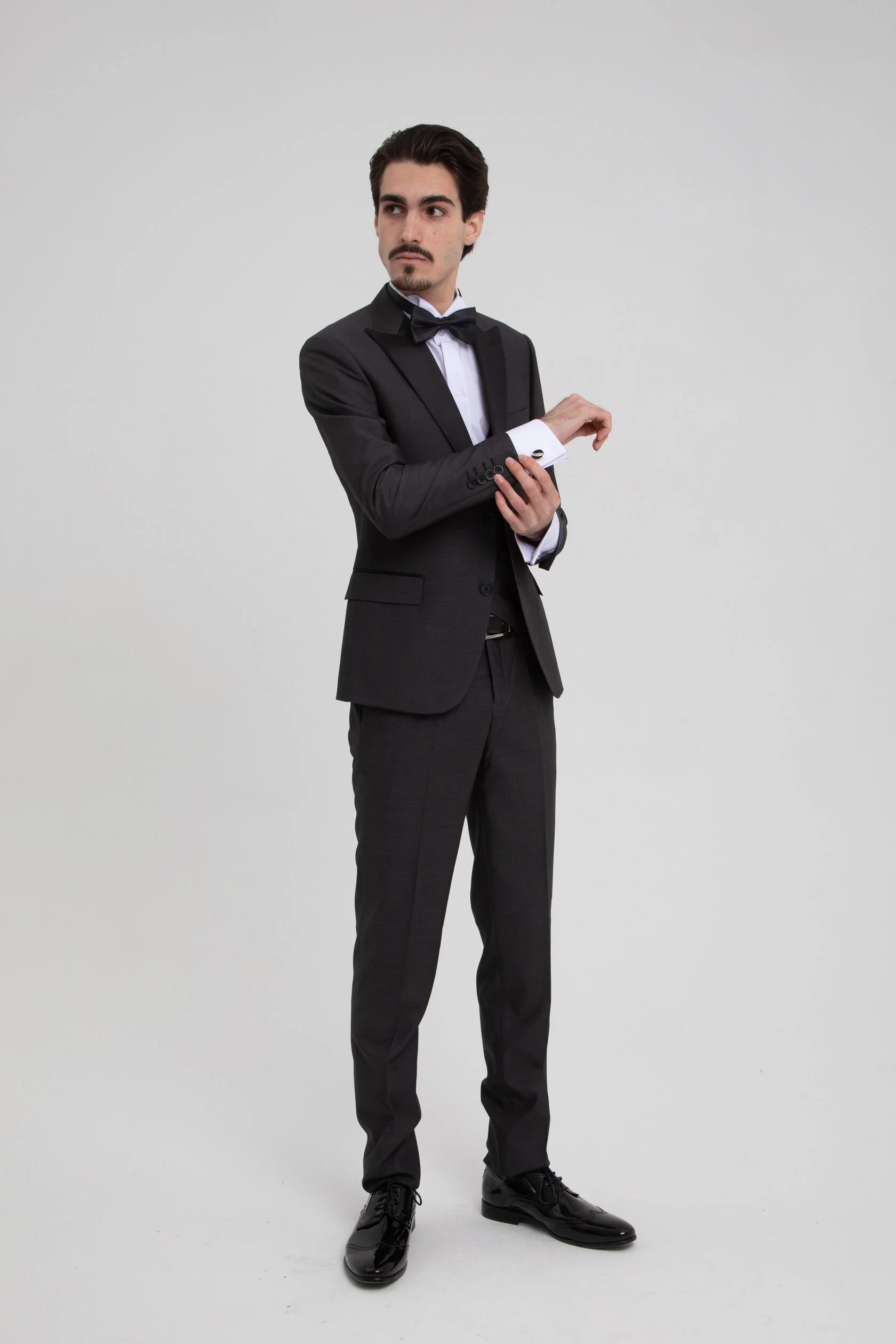 Мужчина в сером смокинге