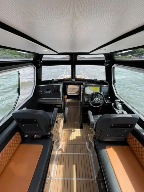 Практическое использование руля справа на моторной лодке во время маневра