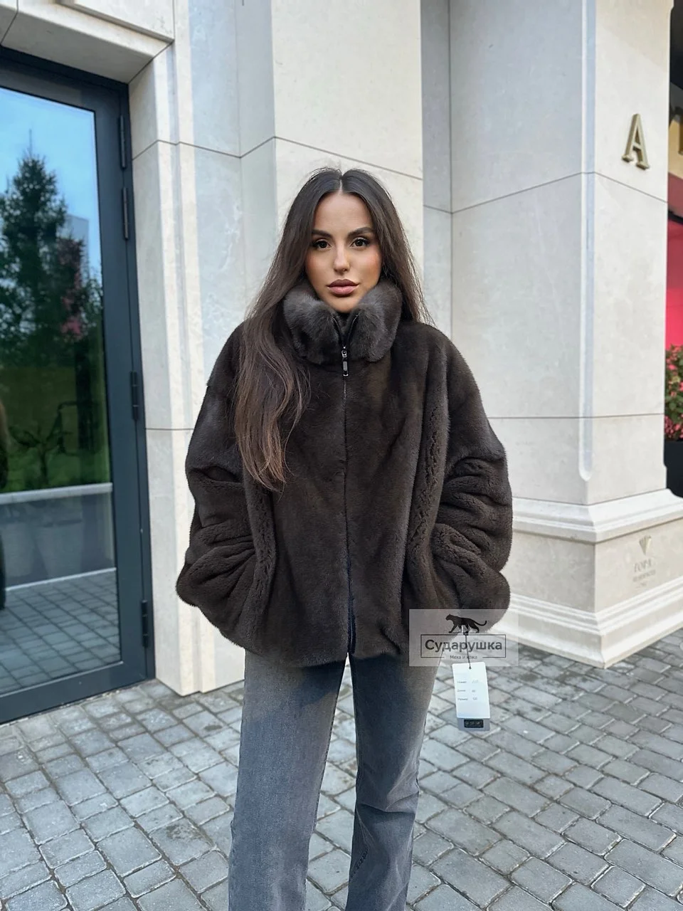 Укороченный силуэт из меха норки
