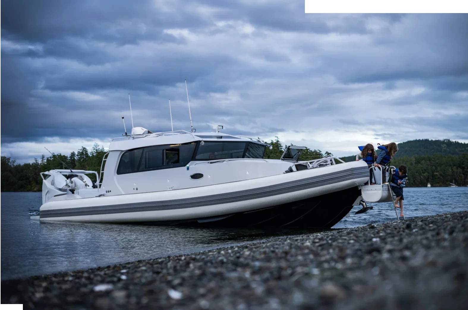 Алюминиевая лодка во время рыбалки на реке