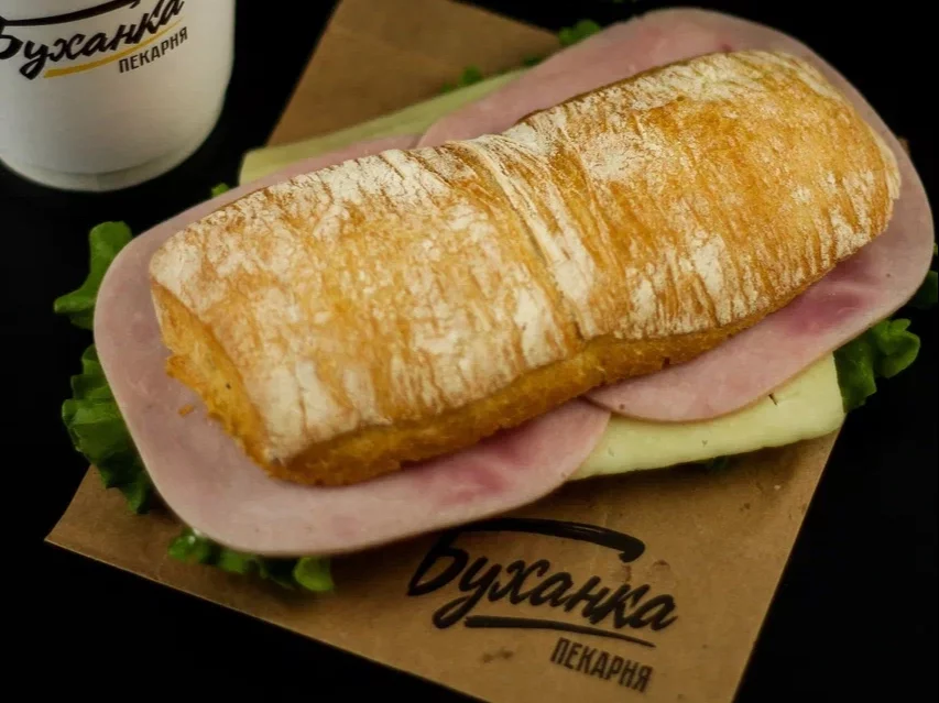 Итальянские бутерброды с маскарпоне, песто россо и красной икрой
