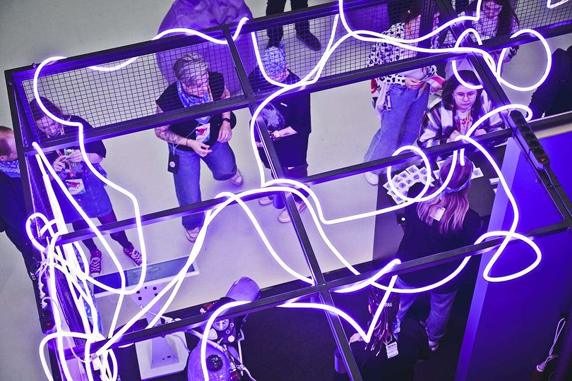 Участники в пространстве Точки с неоновой подсветкой, вид сверху