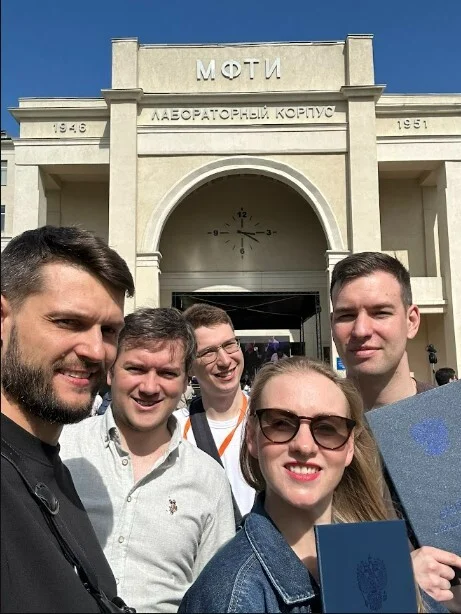 Команда ZNATNO у корпуса МФТИ
