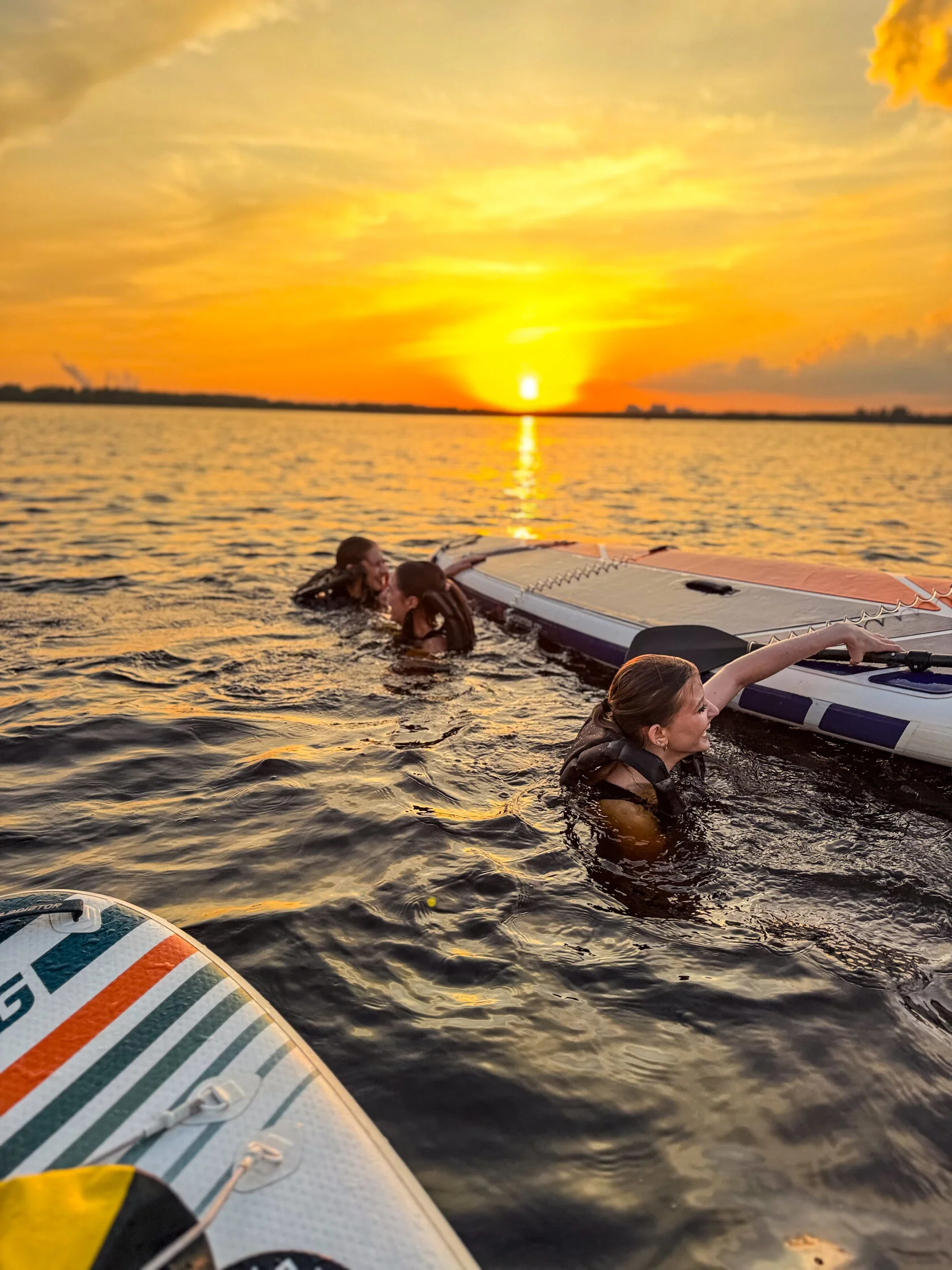 Прогулка на надувной SUP-доске по спокойной воде