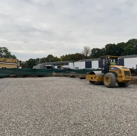 Трамбовка основания грунтовым катком