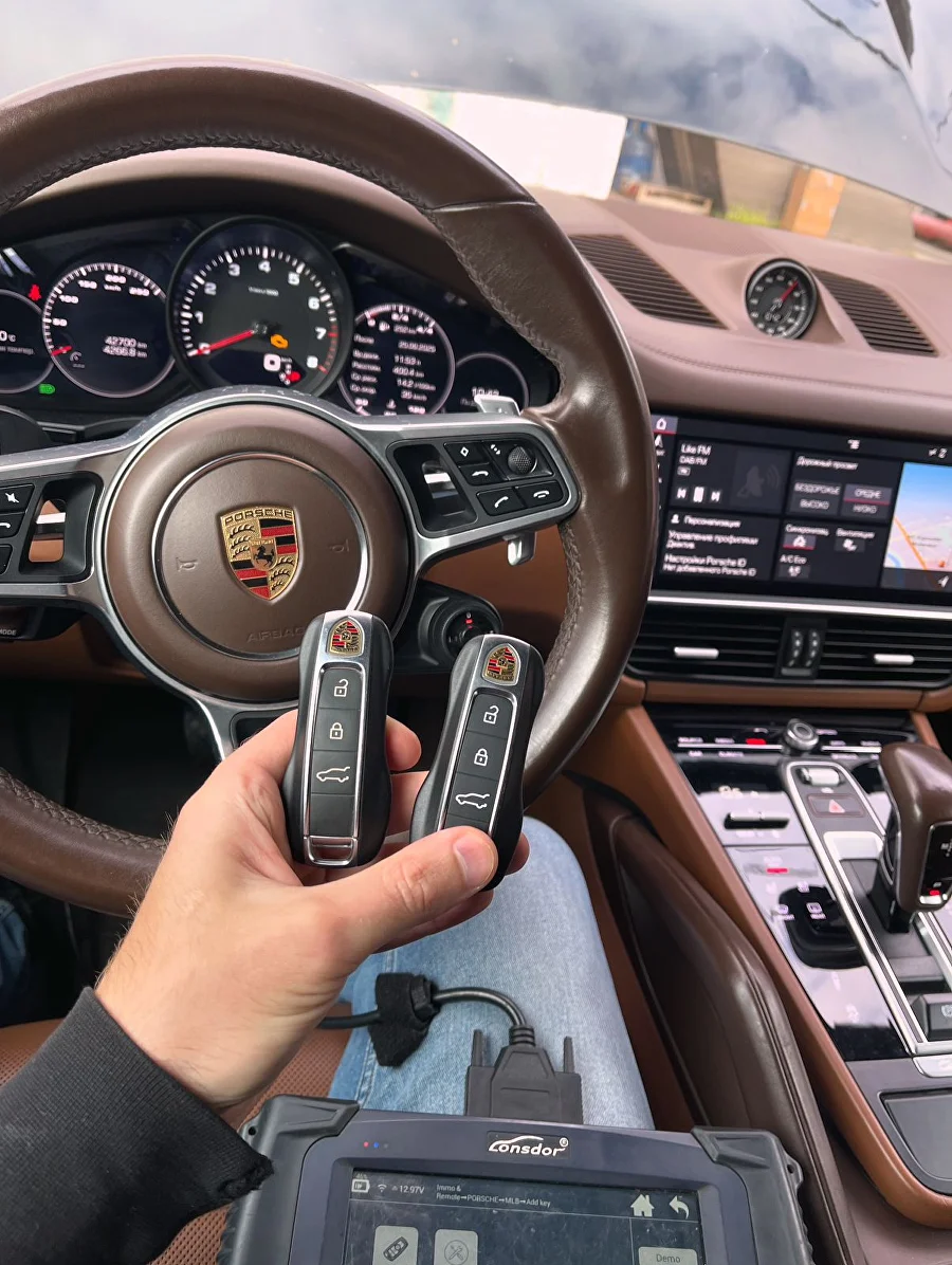 Ключи Porsche в салоне автомобиля