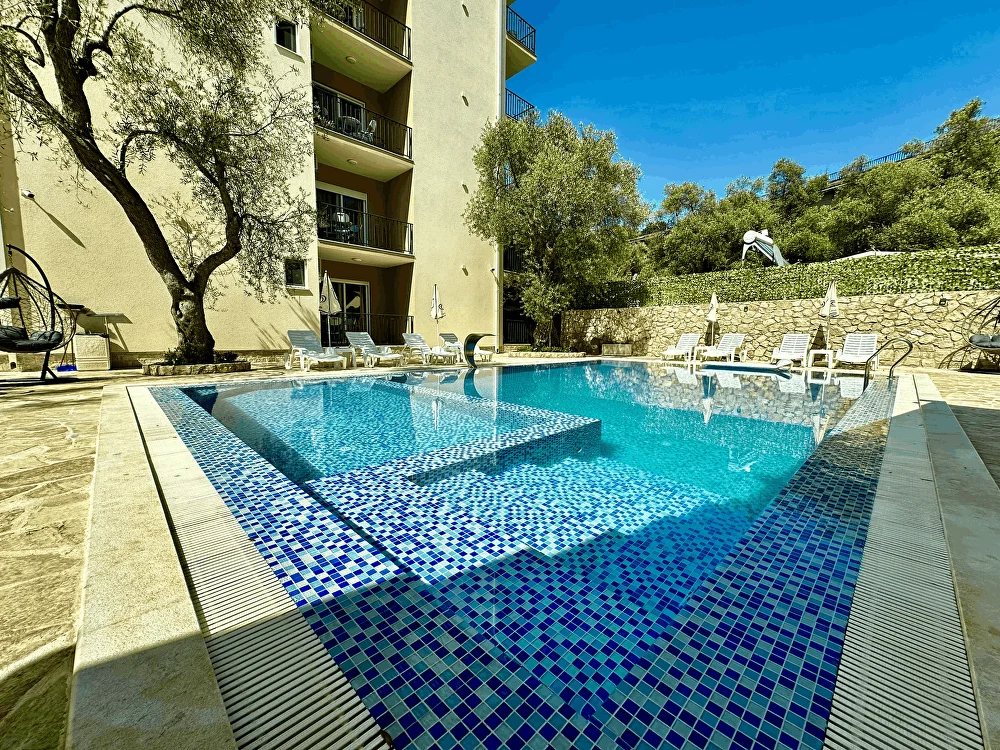 Bazen sa ležaljkama, Villa Akhdar Apartments