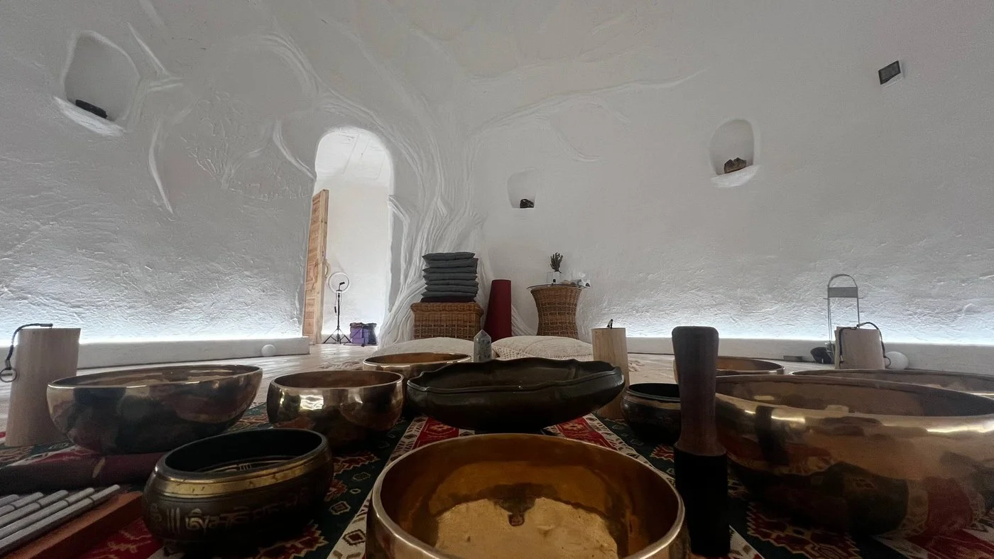 Поющие чаши крупным планом в зале Эфира