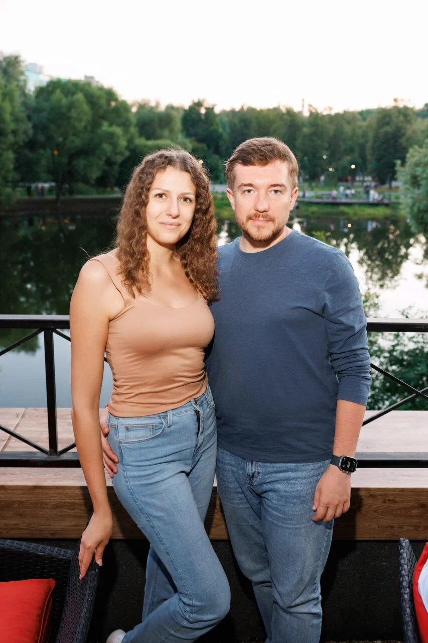 Пара на веранде у пруда