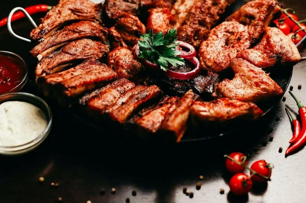 Шашлыки на углях — ассорти из баранины, свинины и курицы с соусами