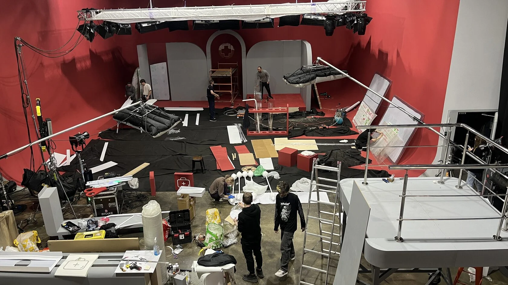 Монтаж декорации аптечки