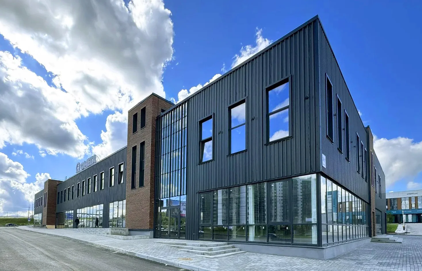 Построенный фасад Бизнес Хаба на Ватутина