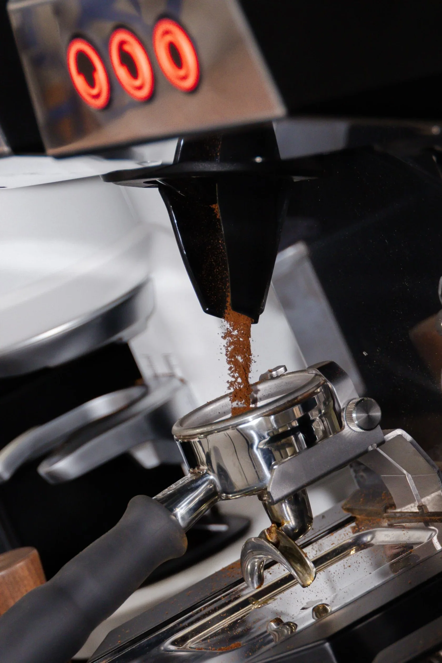 Процесс помола кофе в кофемолке La Marzocco Swan, крупный план