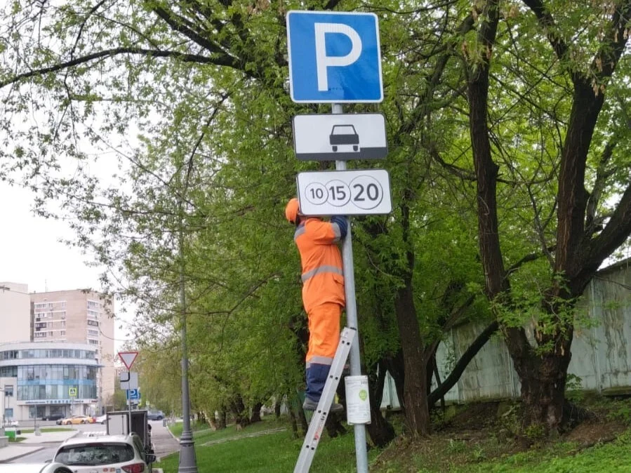 Дорожные знаки производства Dorbez в 1-м Крутицком переулке