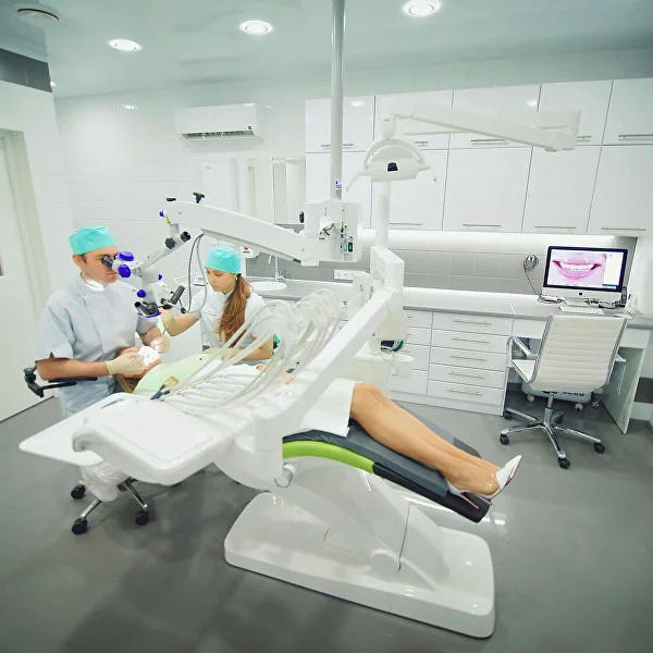 Хирургическое вмешательство в операционной Mane Clinic