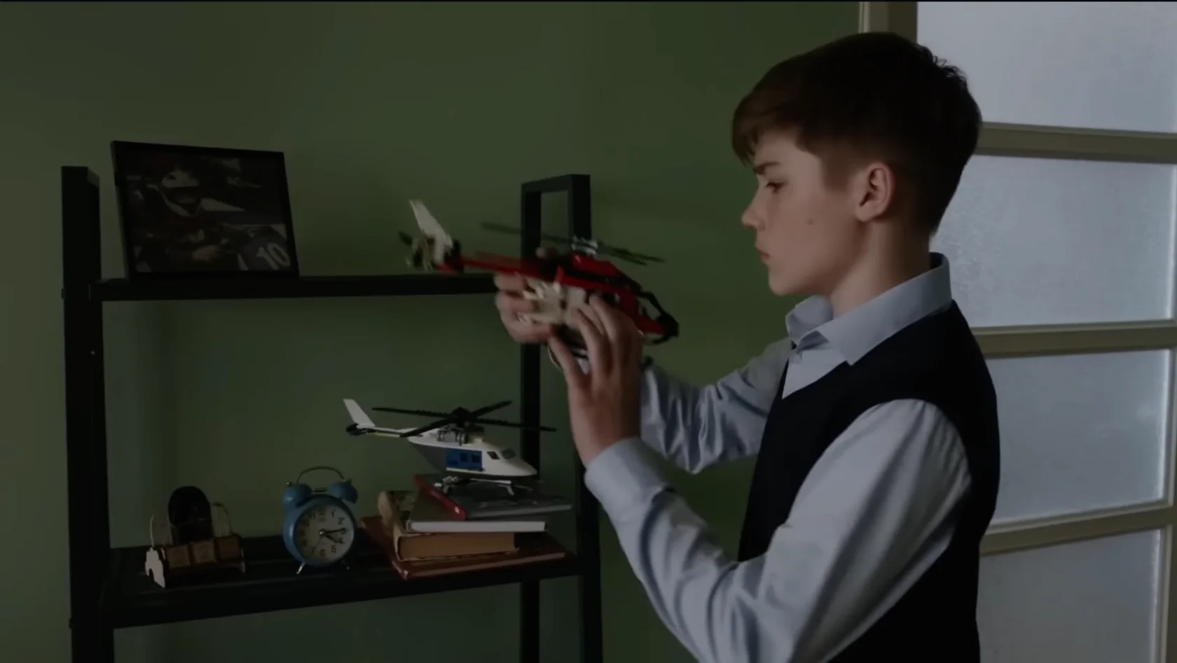 Глеб у этажерки