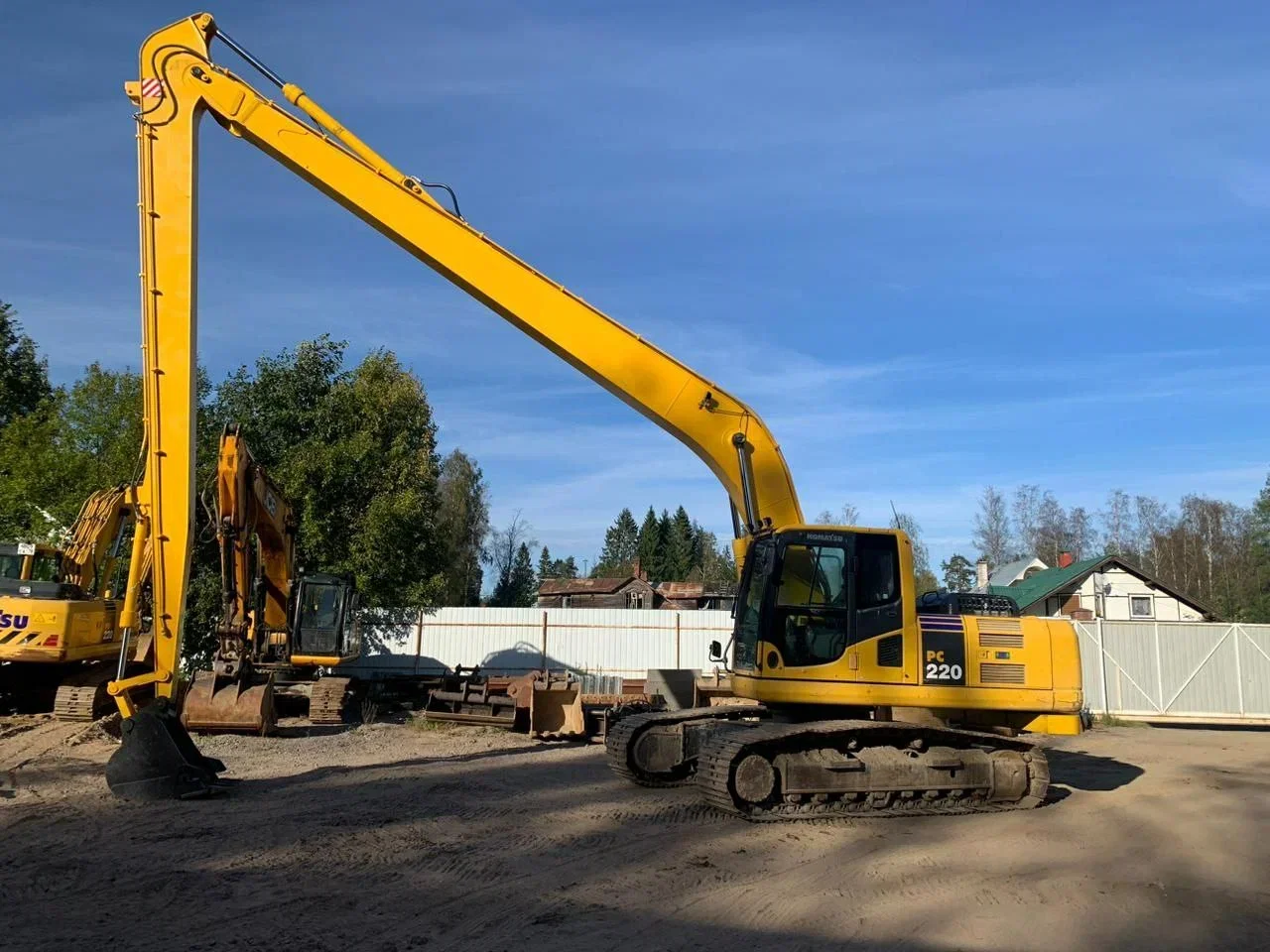 Длиннорукий экскаватор Komatsu PC220-8M0
