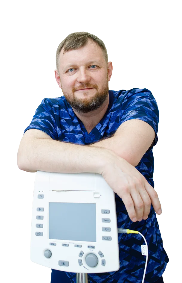 Ефим Харабет — в синей хирургической форме