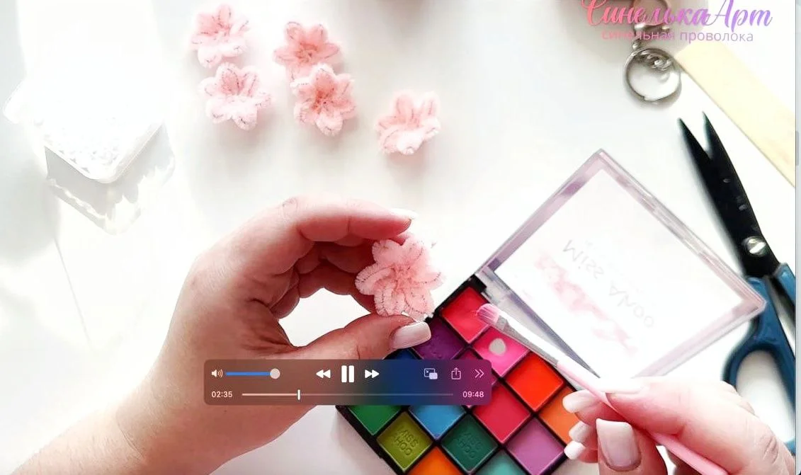 Фрагмент процесса создания цветов