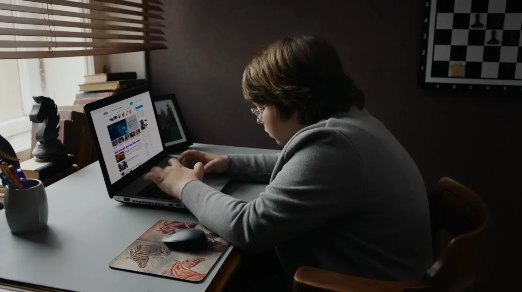 Юра за столом