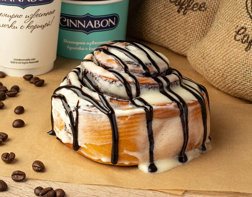 «Cinnabon (Синнабон)»с глазурью из белого шоколада и орехами