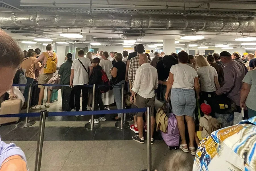 Очередь пассажиров в аэропорту