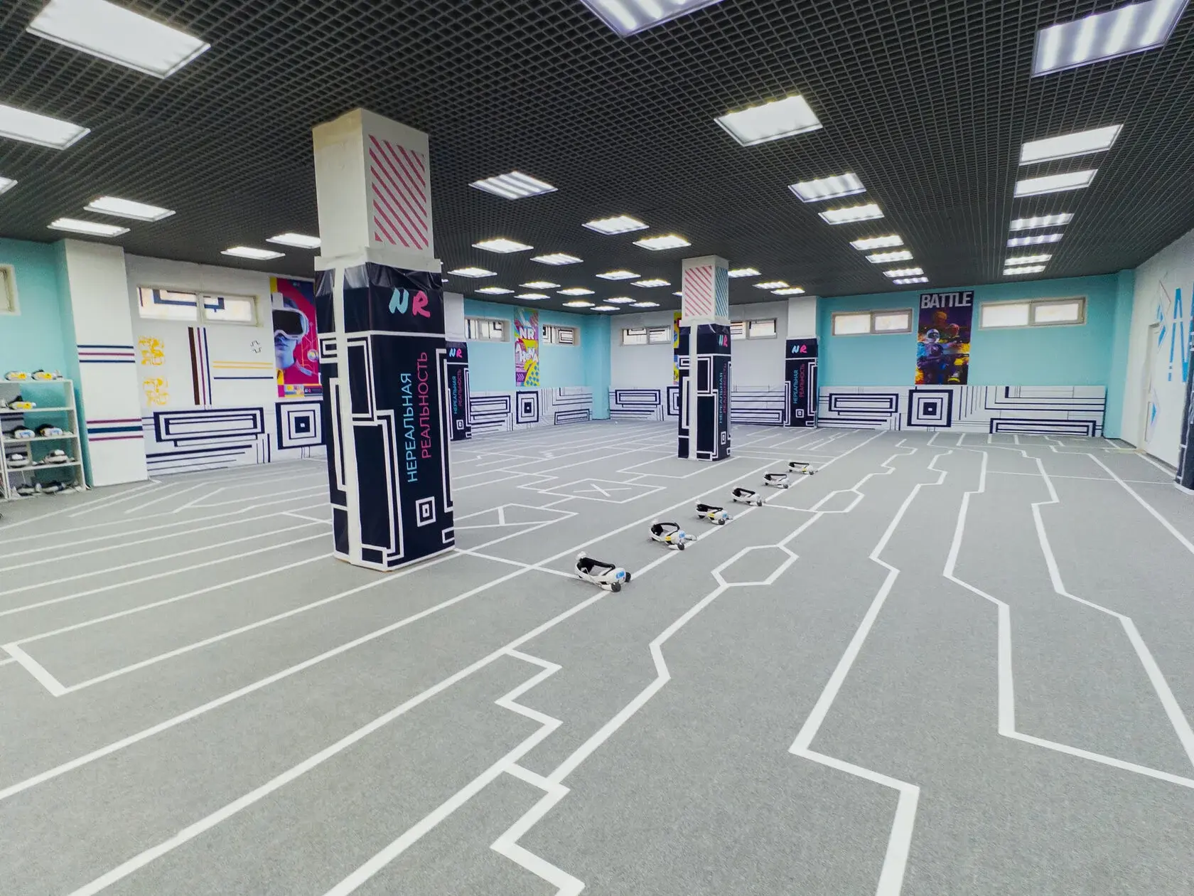 Панорама VR-клуба NR на Диксона - две арены: большая и малая с квестами