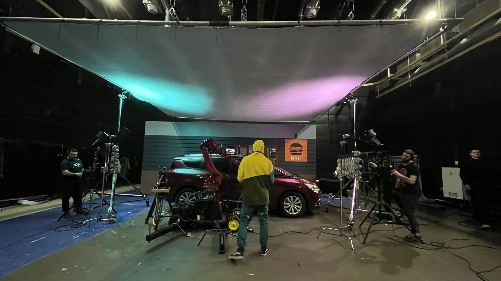 Павильон — на съёмках