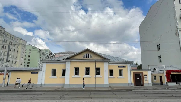 Проход во двор «Тёплого места»