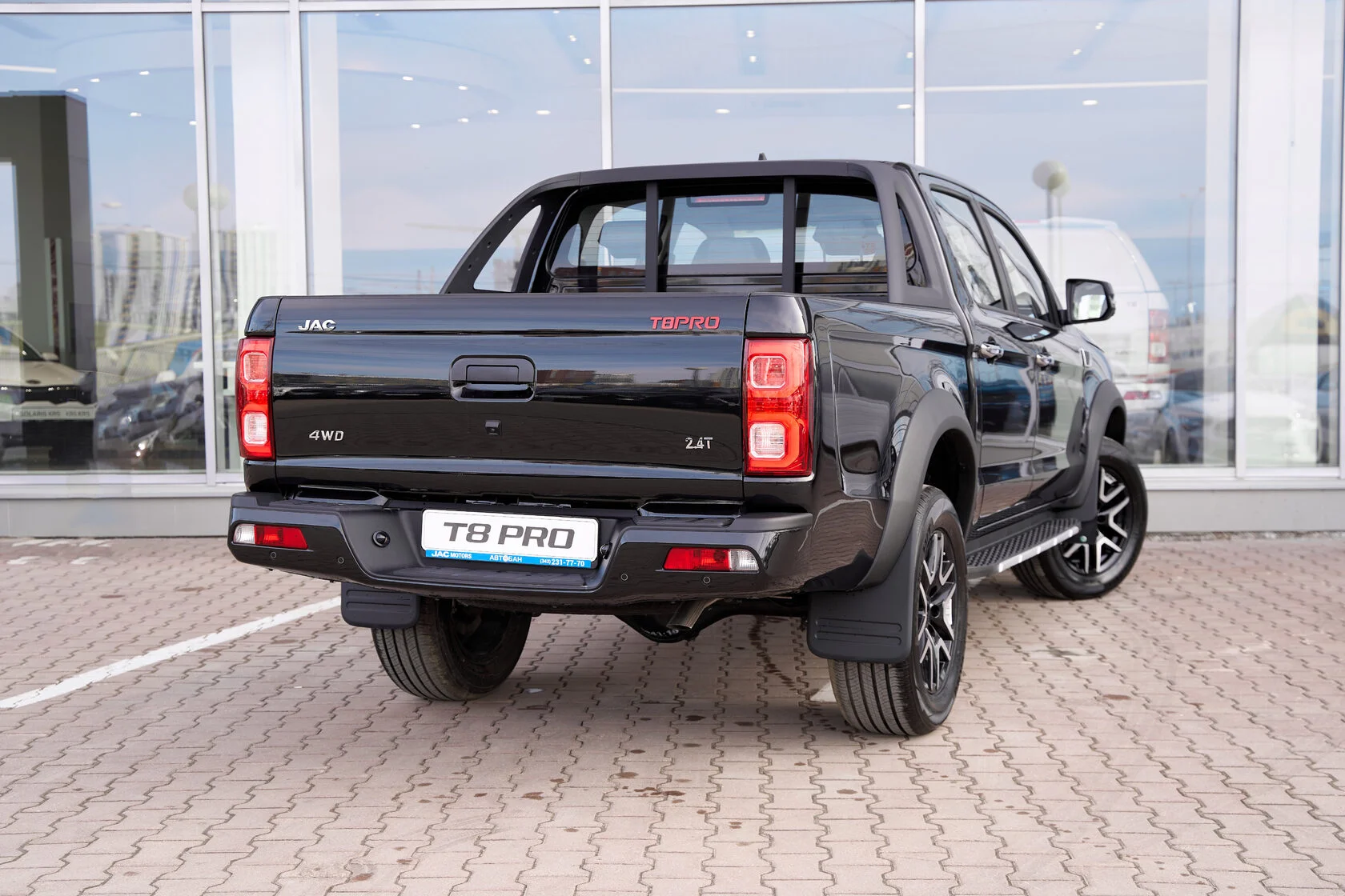 JAC T8 PRO — вид сзади в три четверти