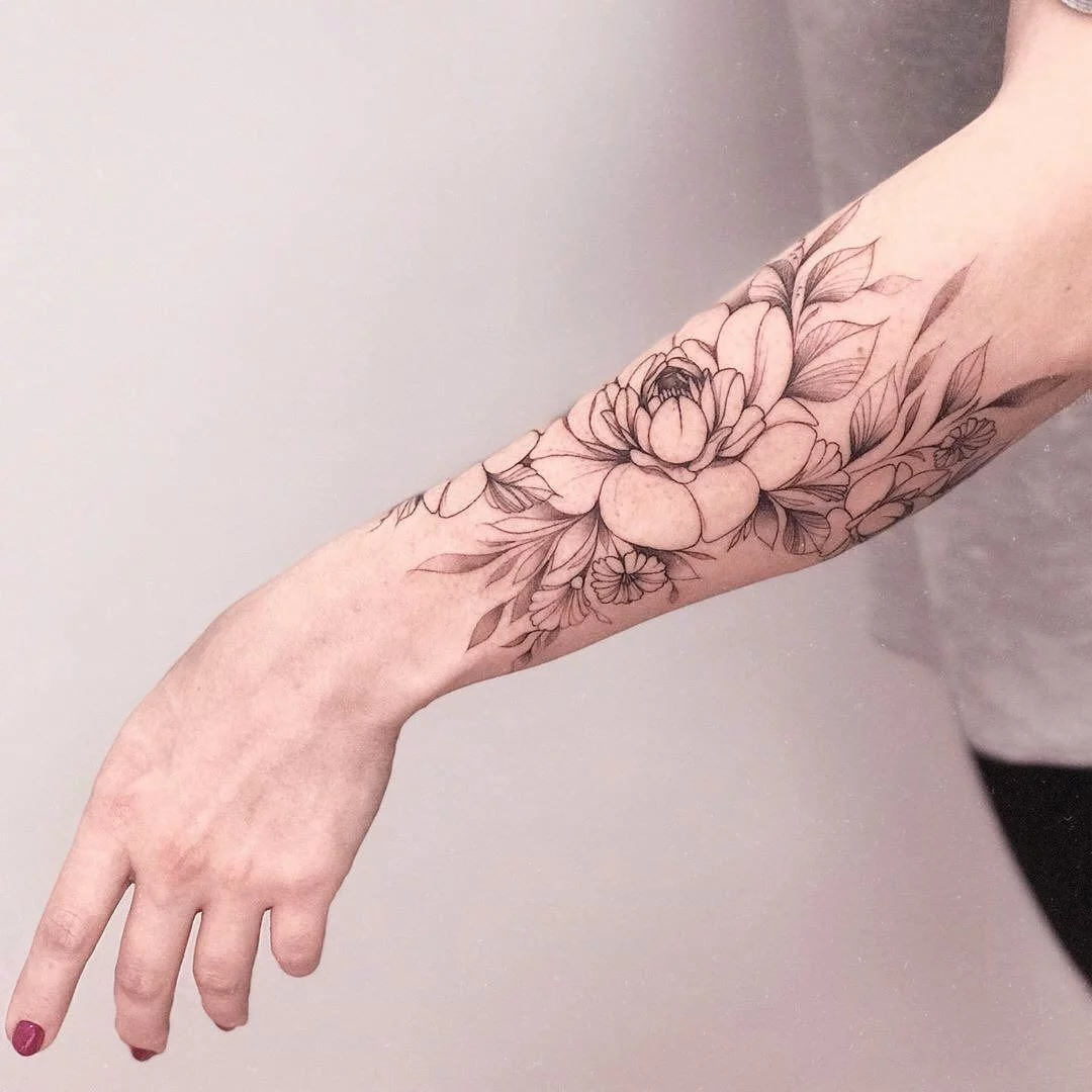Татуировка на запястье для девушек: красивые идеи с цветами - malino-v.ru