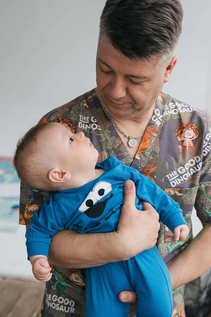 дочка показывает попу 