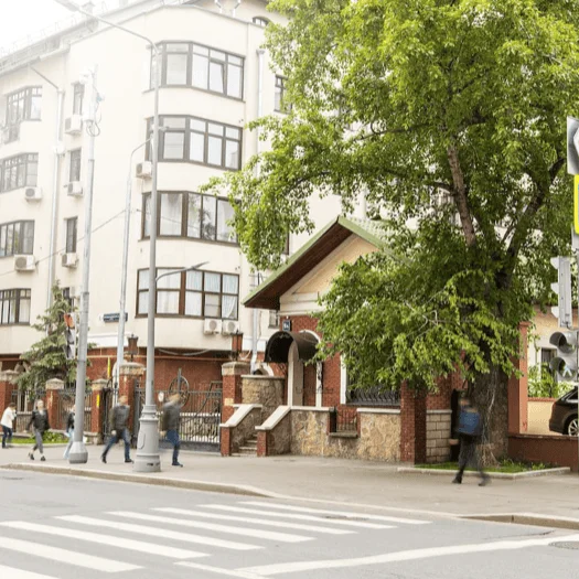 Верхняя Красносельская улица у здания клиники