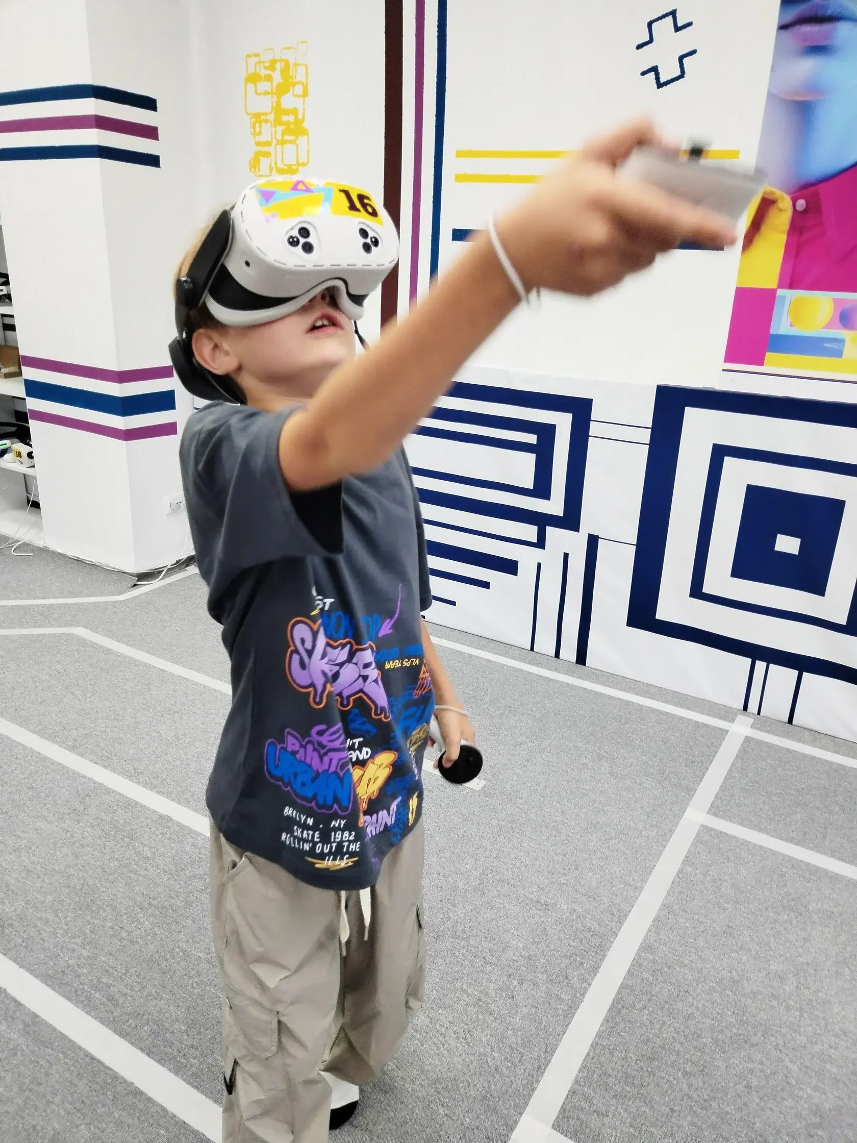 Ребенок играет в VR-очки на арене Диксона - детский день рождения в виртуальной реальности