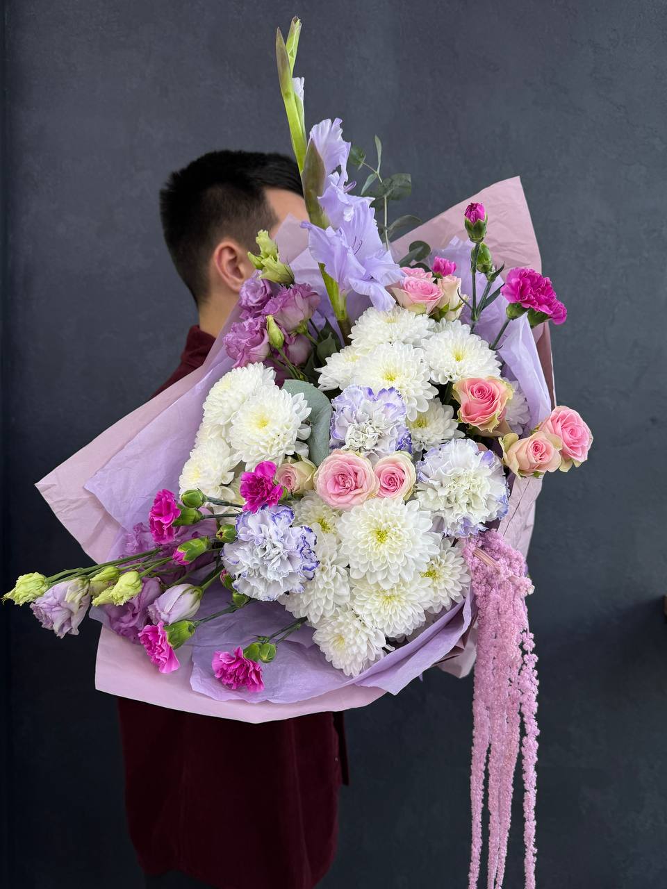 Флорист собирает букет