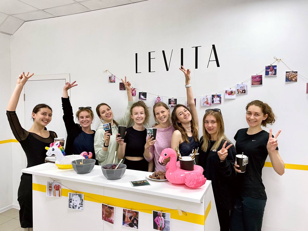 Группа девушек на мероприятии Levita