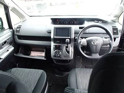 Toyota Voxy 3